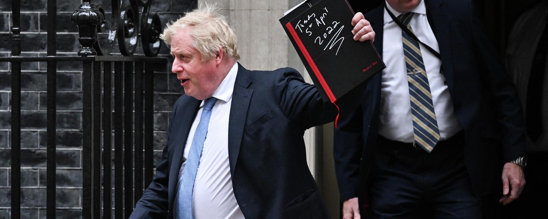 O primeiro-ministro britânico, Boris Johnson, deixa Downing Street 10, em Londres, para fazer uma declaração na Câmara dos Comuns, 19 de abril de 2022 - Sputnik Brasil, 1920, 19.04.2022