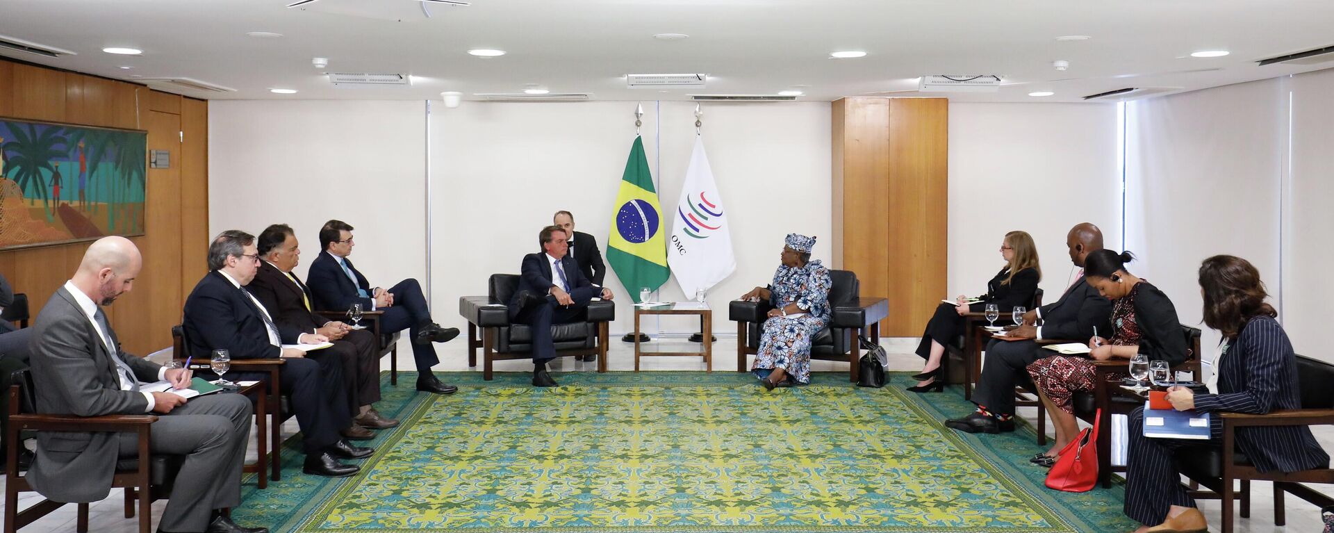 Jair Bolsonaro em audiência com a diretora-geral da Organização Mundial do Comércio, Ngozi Okonjo-Iweala, 18 de abril de 2022 - Sputnik Brasil, 1920, 09.05.2022