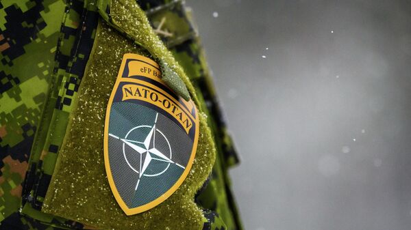 Logotipo da OTAN (Organização do Tratado do Atlântico Norte) é visto em um uniforme durante exercícios militares da aliança - Sputnik Brasil