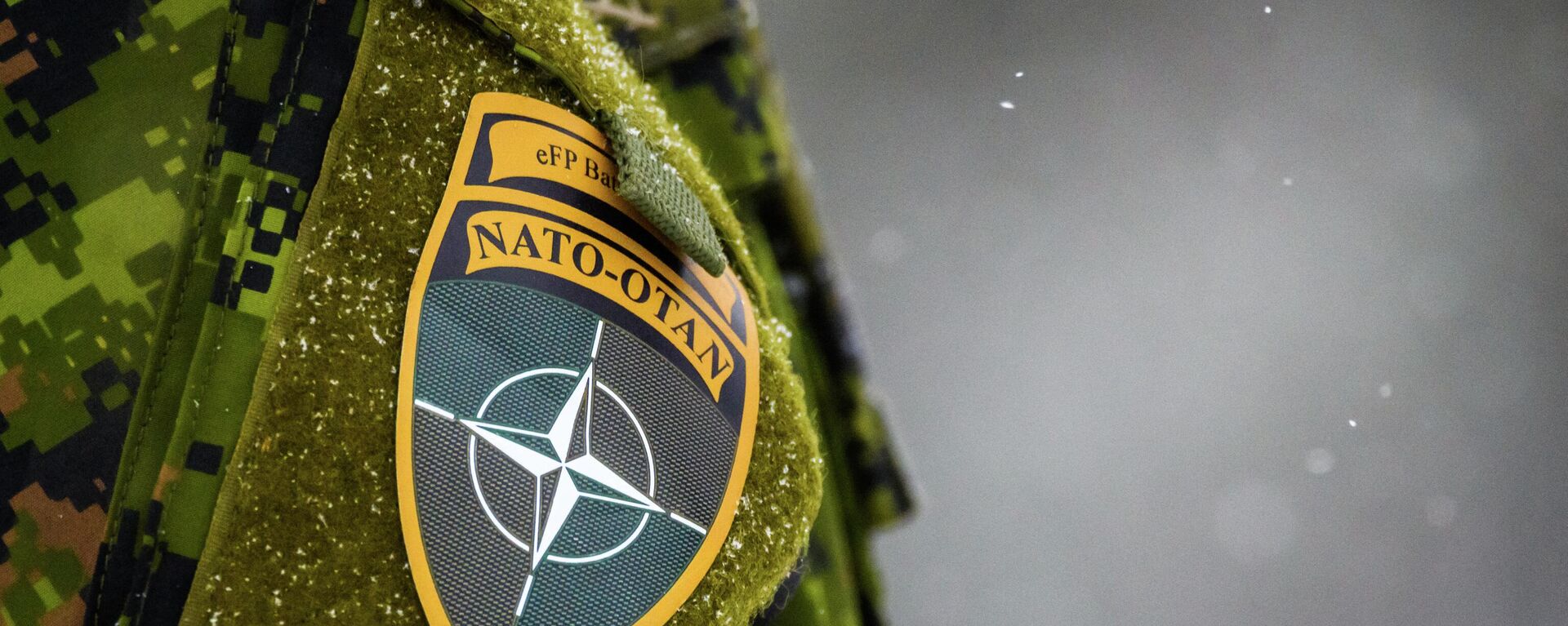 Logotipo da OTAN (Organização do Tratado do Atlântico Norte) é visto em um uniforme durante exercícios militares da aliança - Sputnik Brasil, 1920, 21.04.2022