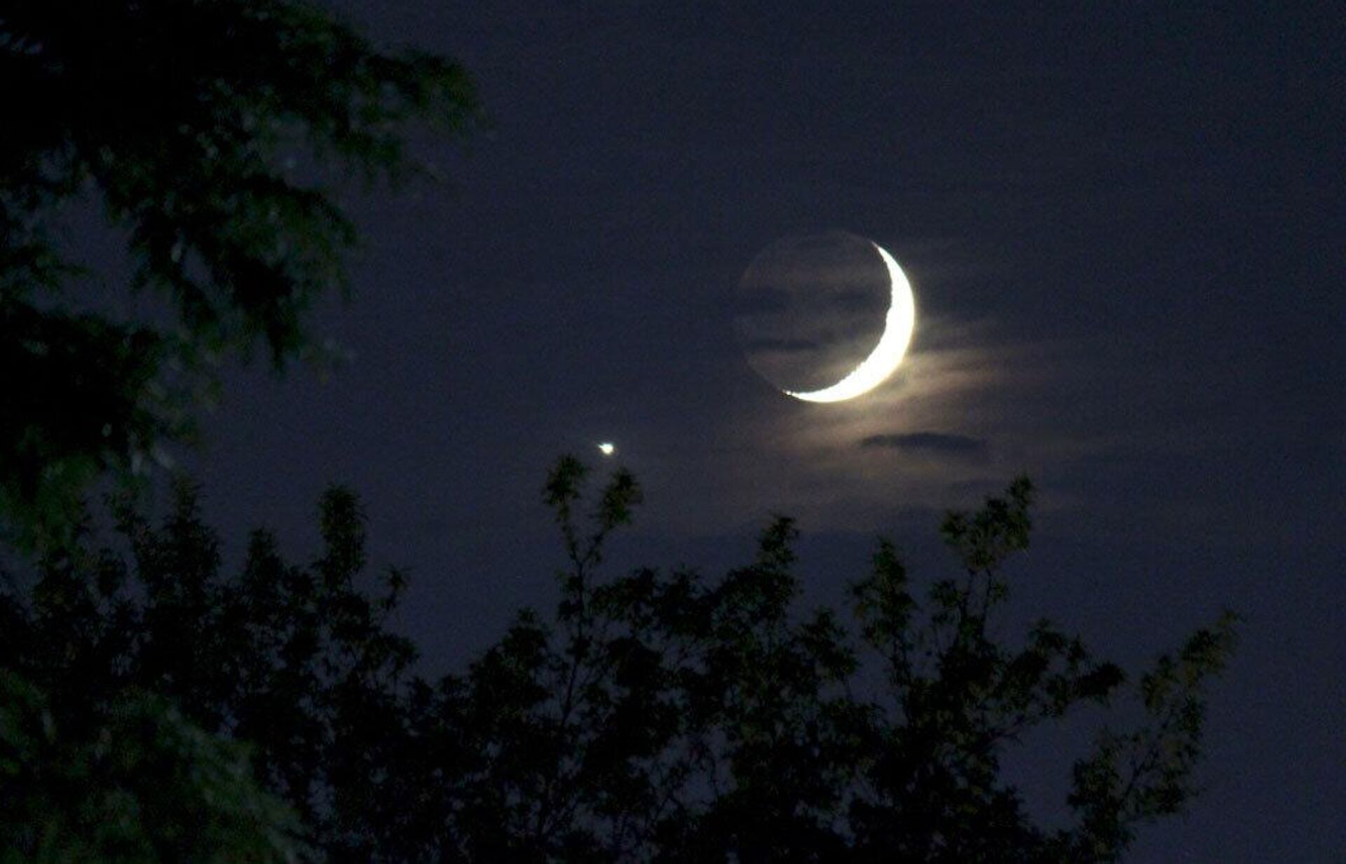 Vênus observado ao lado da Lua crescente - Sputnik Brasil, 1920, 20.04.2022