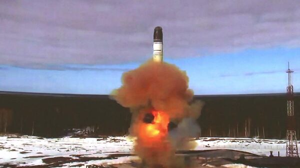 Lançamento do míssil balístico intercontinental Sarmat no centro de testes espaciais de Plesetsk, região de Arkhangelsk, Rússia, 20 de abril de 2022 - Sputnik Brasil