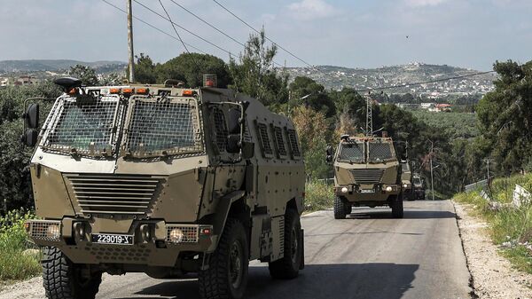 Veículos militares israelenses durante confrontos entre palestinos e forças de Israel no campo de refugiados palestinos de Jenin, na Cisjordânia, em 9 de abril de 2022 - Sputnik Brasil
