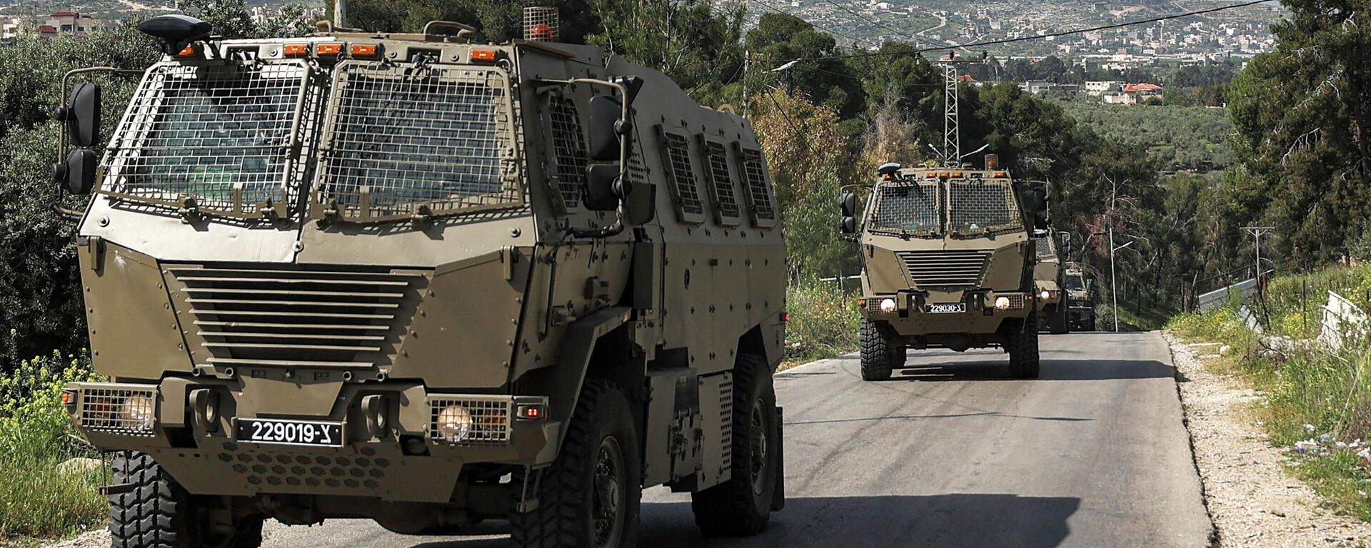 Veículos militares israelenses durante confrontos entre palestinos e forças de Israel no campo de refugiados palestinos de Jenin, na Cisjordânia, em 9 de abril de 2022 - Sputnik Brasil, 1920, 20.04.2022