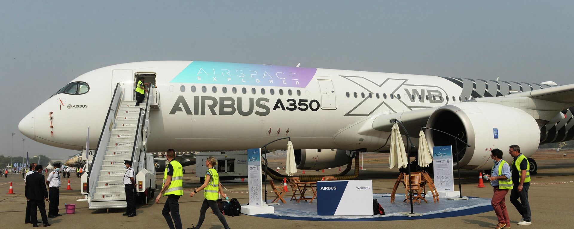 Funcionários da Airbus junto de avião Airbus A350 em evento de aviação indiano no Aeroporto Begumpet em, Hyderabad, Índia, 24 de março de 2022 - Sputnik Brasil, 1920, 21.04.2022