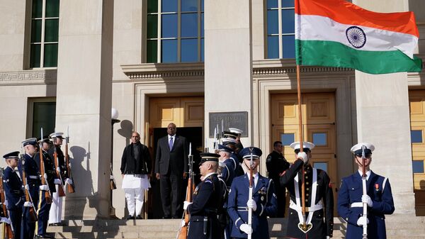 Rajnath Singh, ministro da Defesa da Índia (à esquerda), e Lloyd Austin, secretário da Defesa dos EUA (à direita), durante cerimônia de chegada ao Pentágono em Washington, EUA, 11 de abril de 2022 - Sputnik Brasil