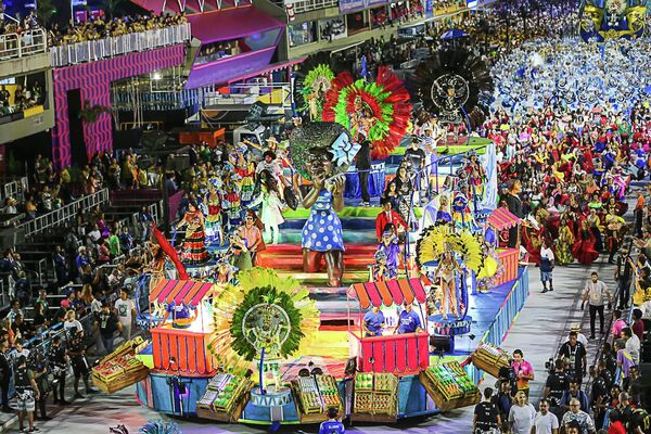 Desfile da escola de samba Em Cima da Hora, em 20 de abril de 2022.  - Sputnik Brasil