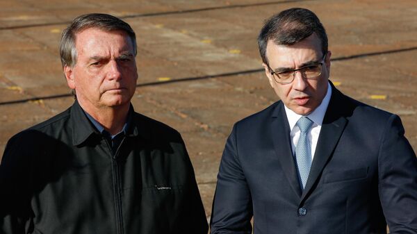 Presidente Jair Bolsonaro (à esquerda) e ministro das Relações Exteriores Carlos Alberto França durante a Cerimônia de Hasteamento da Bandeira em homenagem ao Dia do Diplomata, em 20 de abril de 2022 - Sputnik Brasil