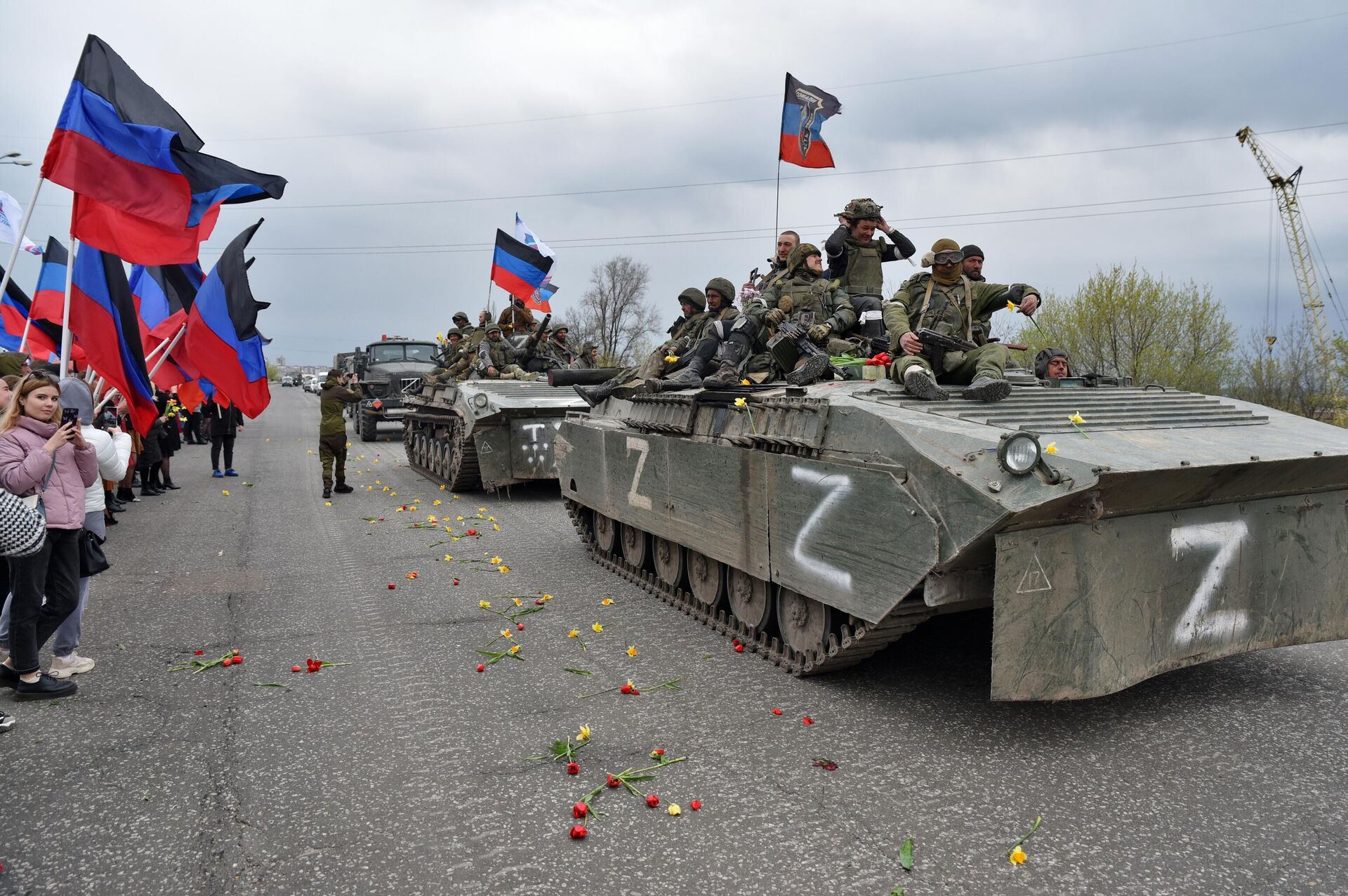 Residentes saúdam tropas russas nos arredores de Donetsk que voltaram de Mariupol libertado, 21 de abril de 2022 - Sputnik Brasil, 1920, 18.06.2022
