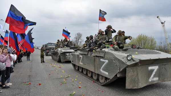 Residentes saúdam tropas russas nos arredores de Donetsk que voltaram de Mariupol libertado, 21 de abril de 2022 - Sputnik Brasil