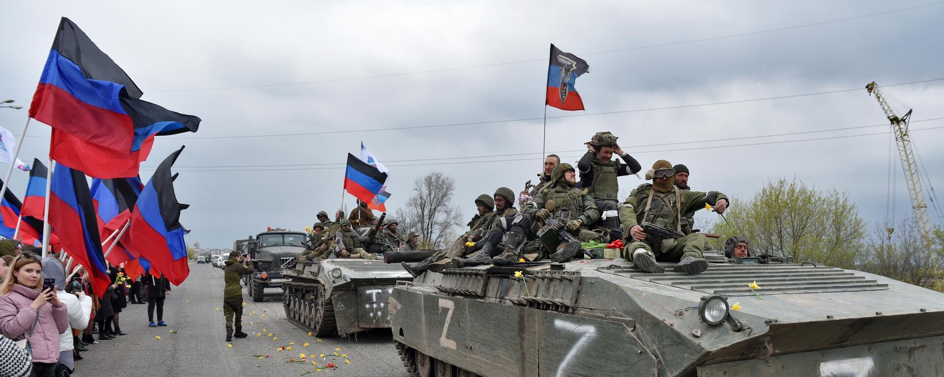 Residentes saúdam tropas russas nos arredores de Donetsk que voltaram de Mariupol libertado, 21 de abril de 2022 - Sputnik Brasil, 1920, 25.07.2022