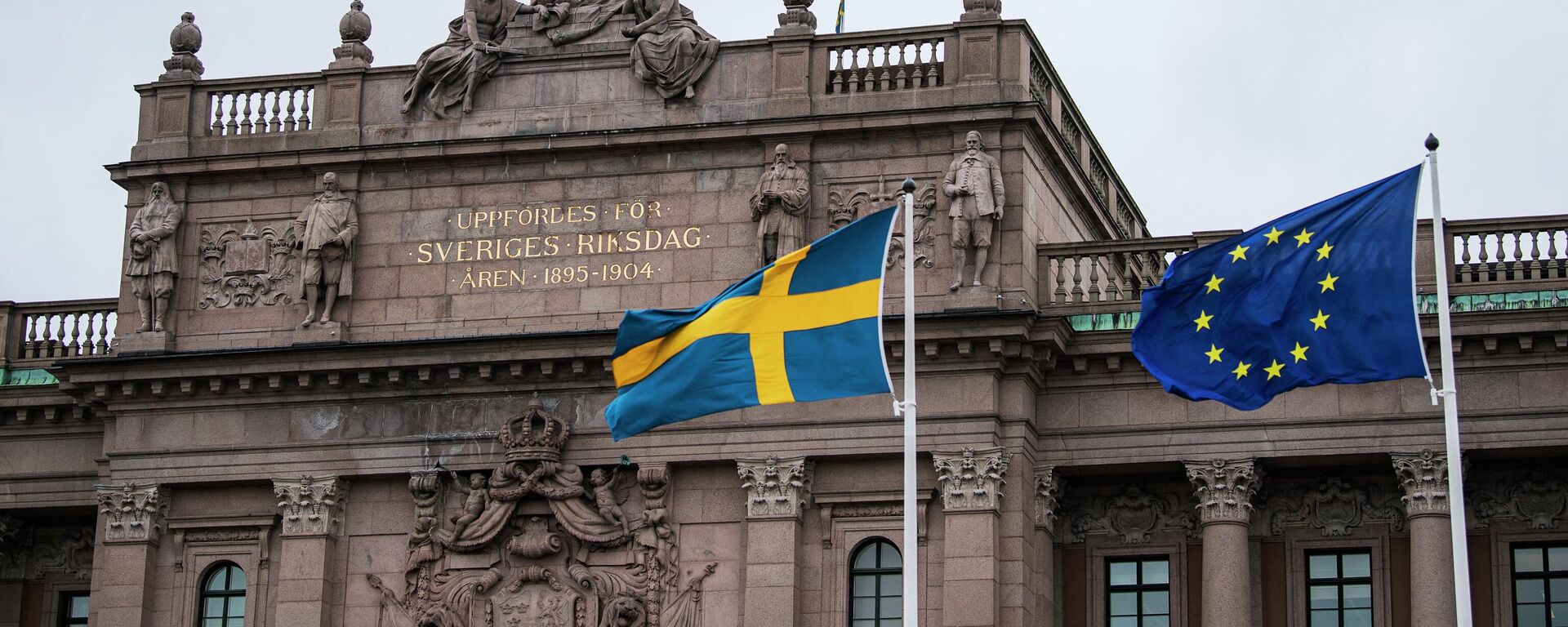 Bandeiras da Suécia e União Europeia em frente ao Parlamento sueco - Sputnik Brasil, 1920, 22.04.2022