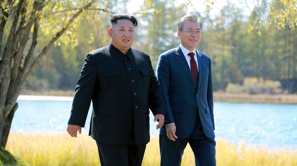 Kim Jong Un (E) e o presidente sul-coreano Moon Jae-in (D) caminhando juntos durante uma visita à pousada Samjiyon perto de Monte Paektu em Samjiyon (foto dr aquivo) - Sputnik Brasil