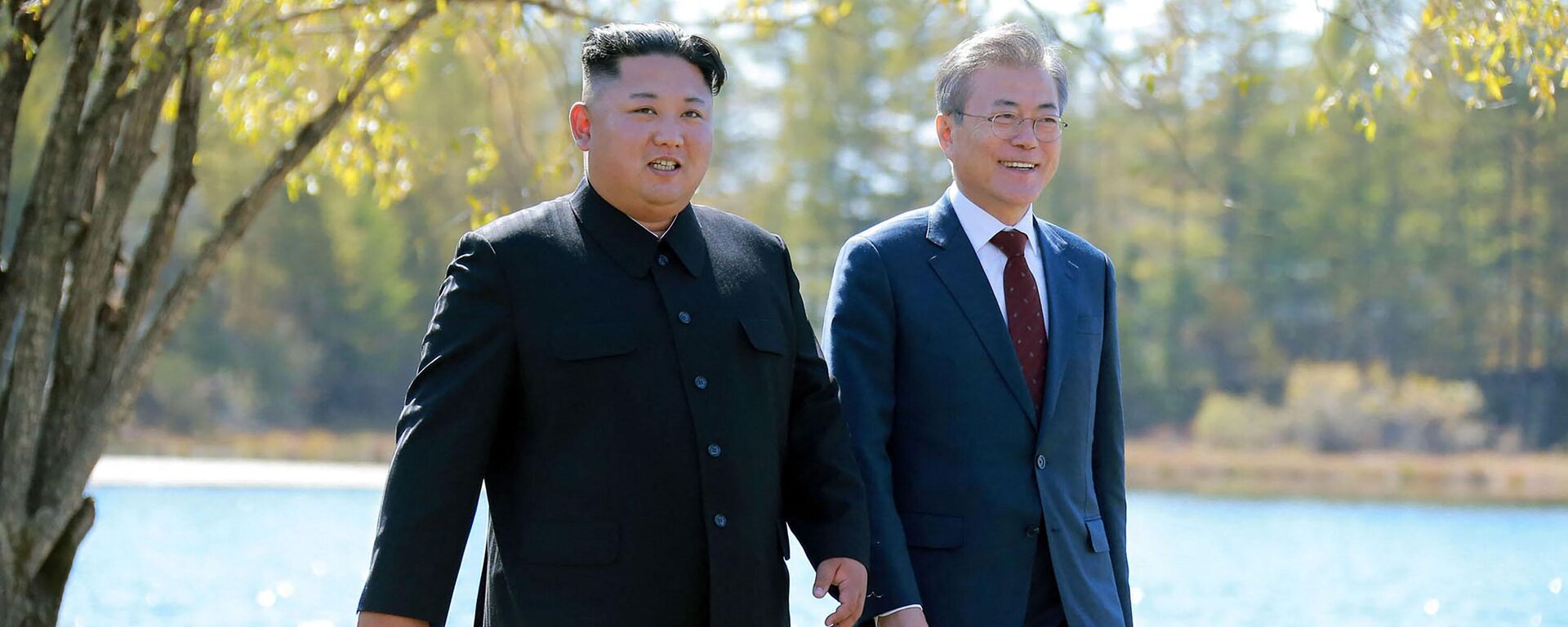 Kim Jong Un (E) e o presidente sul-coreano Moon Jae-in (D) caminhando juntos durante uma visita à pousada Samjiyon perto de Monte Paektu em Samjiyon (foto dr aquivo) - Sputnik Brasil, 1920, 22.04.2022