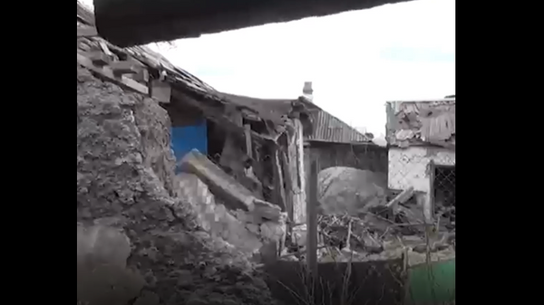 Consequências de ataque com obuseiros ucranianos em Donetsk, captura de tela - Sputnik Brasil