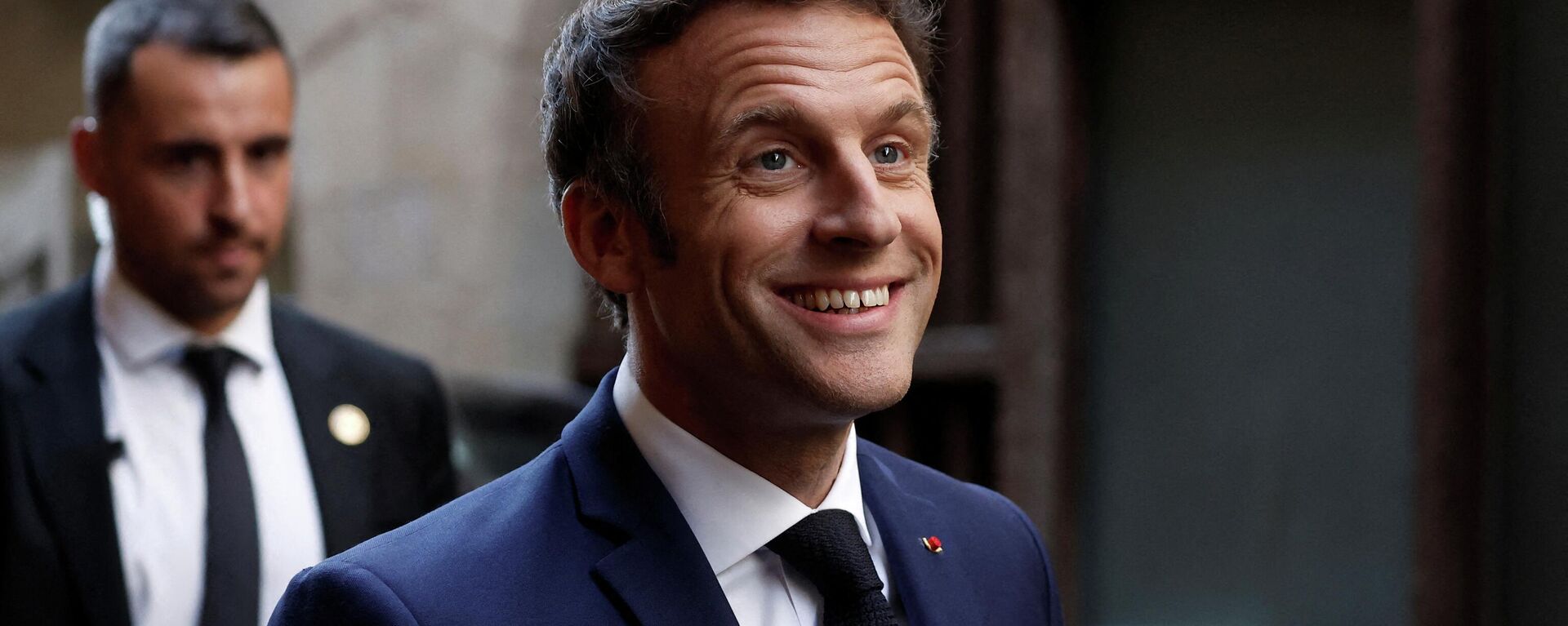 O presidente francês Emmanuel Macron chega para realizar um comício no último dia de campanha, em Figeac, sul da França, em 22 de abril de 2022. - Sputnik Brasil, 1920, 25.04.2022