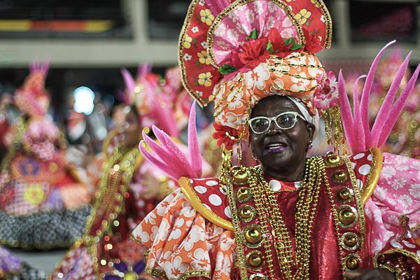 Carnavalesca na ala das baianas da Estácio de Sá, no Rio de Janeiro, em 21 de abril de 2022. - Sputnik Brasil