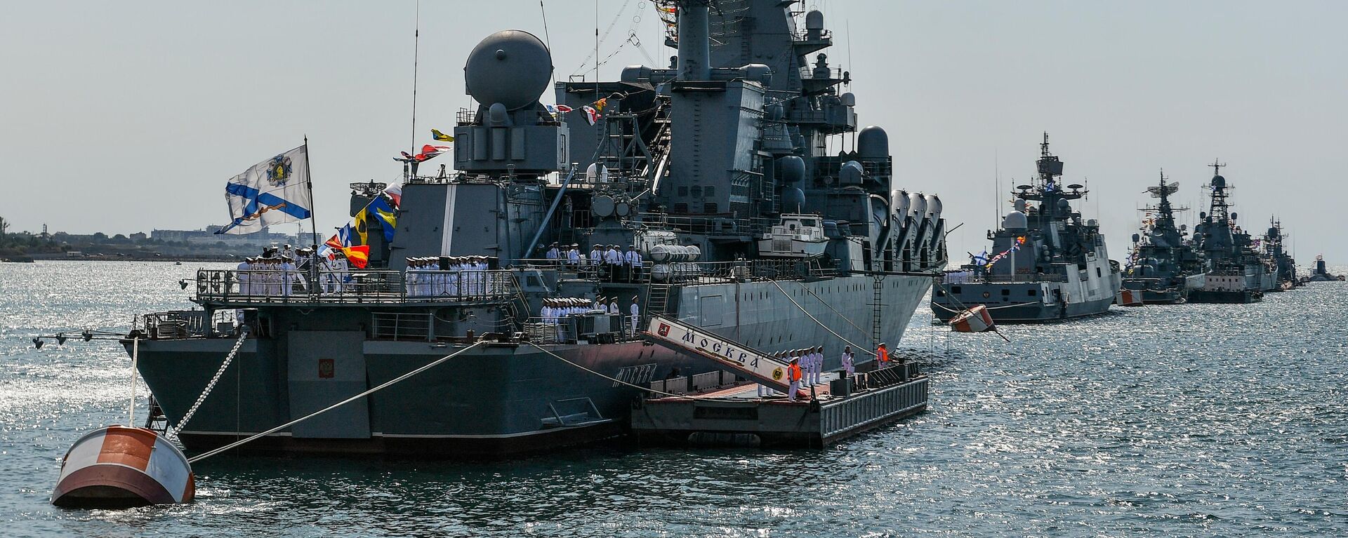 O cruzador Moskva nos preparativos para o desfile do Dia da Marinha Russa, em Sevastopol, 23 de julho de 2021. - Sputnik Brasil, 1920, 22.04.2022