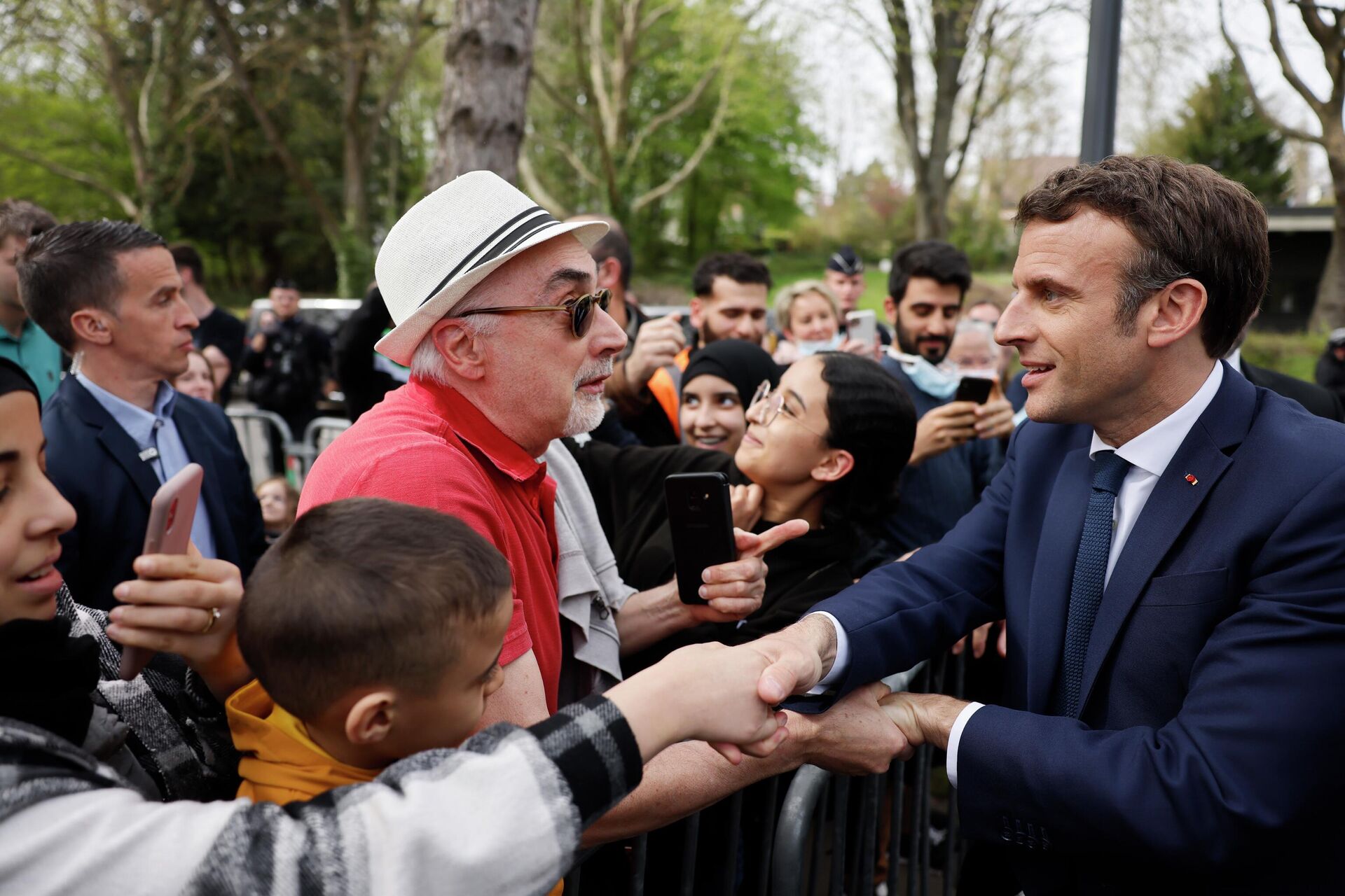 Favorito na disputa, Macron cumprimenta eleitor na França, em 12 de abril de 2022.  - Sputnik Brasil, 1920, 22.04.2022