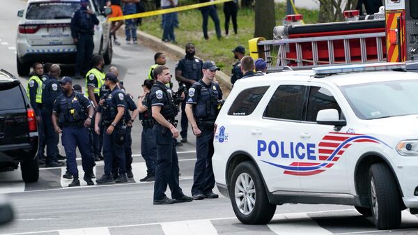 Policiais respondem a um tiroteio que deixou pelo menos três pessoas feridas, em Washington, nos Estados Unidos, 22 de abril de 2022. - Sputnik Brasil