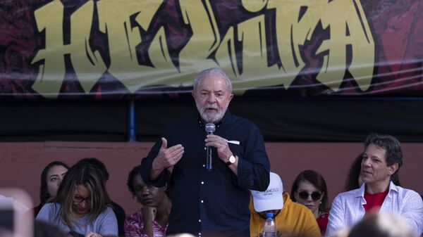 O ex-presidente Luiz Inácio Lula da Silva (PT) participa de encontro com jovens na comunidade de Heliópolis, em São Paulo, 21 de abril de 2022. - Sputnik Brasil