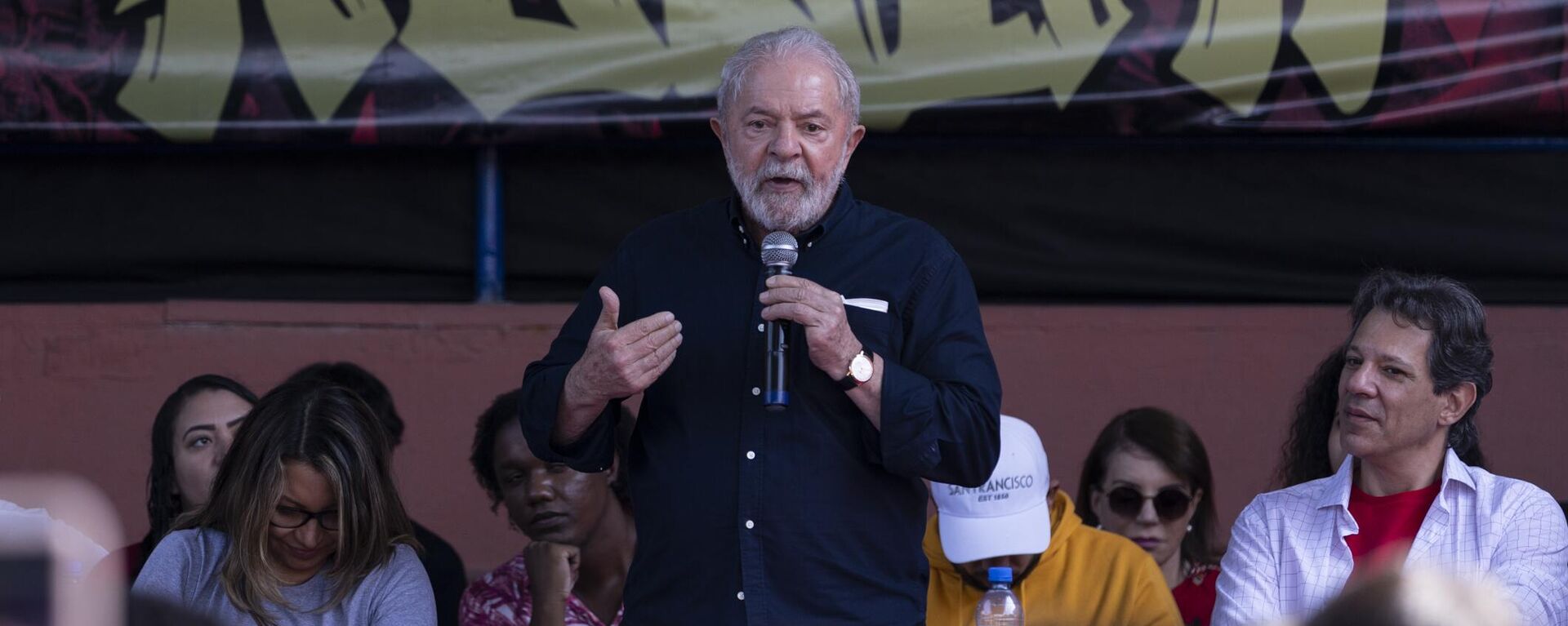 O ex-presidente Luiz Inácio Lula da Silva (PT) participa de encontro com jovens na comunidade de Heliópolis, em São Paulo, 21 de abril de 2022. - Sputnik Brasil, 1920, 22.04.2022