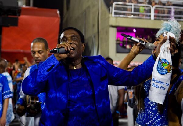 Neguinho da Beija-Flor interpreta o samba-enredo da escola durante o desfie no Carnaval do Rio de Janeiro, 23 de abril de 2022 - Sputnik Brasil