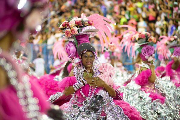 Integrante da ala das baianas da Mangueira gesticula durante desfile no Carnaval do Rio de Janeiro, 23 de abril de 2022 - Sputnik Brasil