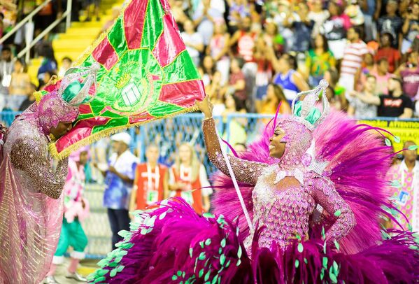 Mestre-sala e porta-bandeira da Mangueira durante desfile da escola de samba no Carnaval do Rio de Janeiro, 23 de abril de 2022 - Sputnik Brasil