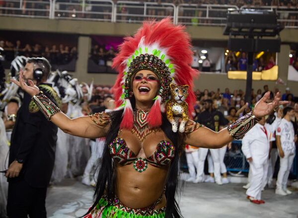 A atriz Viviane Araújo, rainha de bateria do Salgueiro, dança e canta durante desfile da escola de samba no Carnaval do Rio de Janeiro, 23 de abril de 2022 - Sputnik Brasil