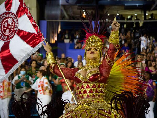 A porta-bandeira do Salgueiro dança durante desfile da escola de samba no Carnaval do Rio de Janeiro, 23 de abril de 2022 - Sputnik Brasil