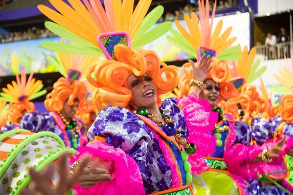 Folião gesticula durante desfile da São Clemente no Carnaval do Rio de Janeiro, 23 de abril de 2022 - Sputnik Brasil