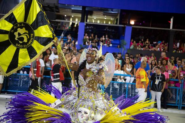 Porta-bandeira da escola de samba São Clemente dança durante desfile no Carnaval do Rio de Janeiro, 23 de abril de 2022 - Sputnik Brasil