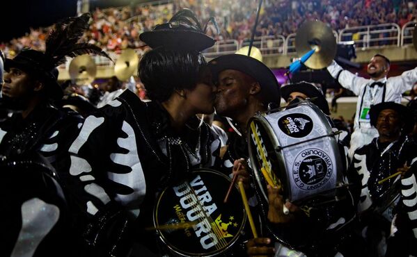 Membros da bateria da Viradouro se beijam durante o desfile da escola de samba no Carnaval do Rio de Janeiro, 23 de abril de 2022 - Sputnik Brasil