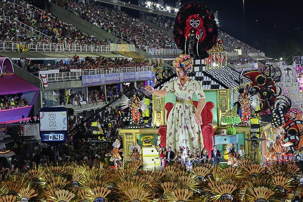 Carro alegórico da São Clemente desfila na Sapucaí durante Carnaval do Rio de Janeiro, em 23 de abril de 2022 - Sputnik Brasil