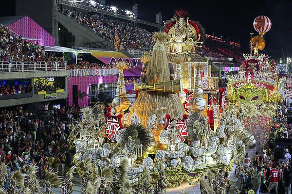 Carro alegórico da Viradouro desfila na Sapucaí durante Carnaval do Rio de Janeiro, 23 de abril de 2022 - Sputnik Brasil