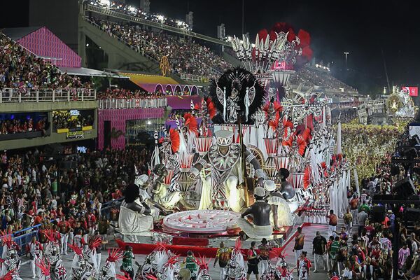 Carro alegórico da Salgueiro desfila na Sapucaí durante Carnaval do Rio de Janeiro, 23 de abril de 2022 - Sputnik Brasil