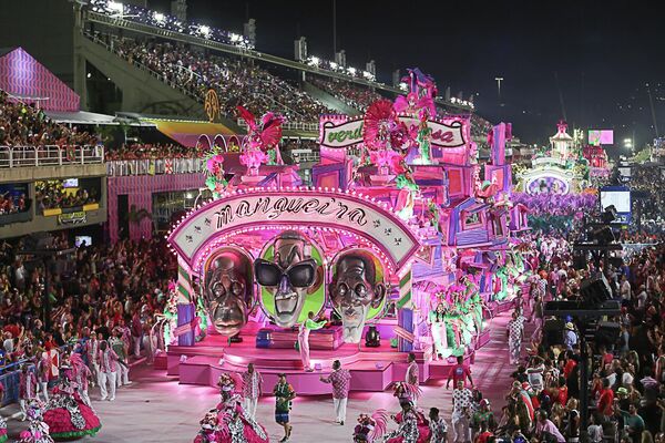 Carro alegórico da Mangueira desfila na Sapucaí durante o Carnaval do Rio de Janeiro, 23 de abril de 2022 - Sputnik Brasil