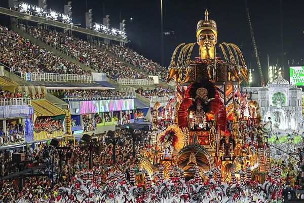 Carro alegórico da Imperatriz Leopoldinense desfila na Sapucaí durante Carnaval do Rio de Janeiro, 23 de abril de 2022 - Sputnik Brasil