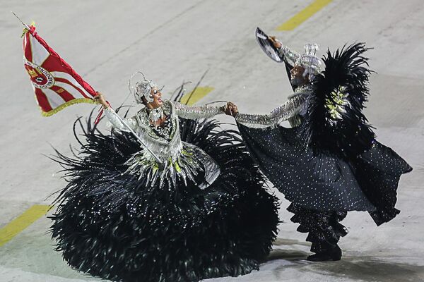Casal de porta-bandeira e mestre-sala da Viradouro desfila na Sapucaí durante o Carnaval do Rio de Janeiro, 23 de abril de 2022 - Sputnik Brasil