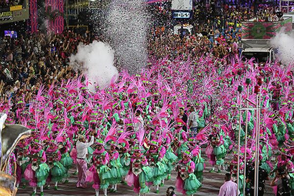 Bateria da Mangueira desfila na Sapucaí durante Carnaval no Rio de Janeiro, 23 de abril de 2022 - Sputnik Brasil