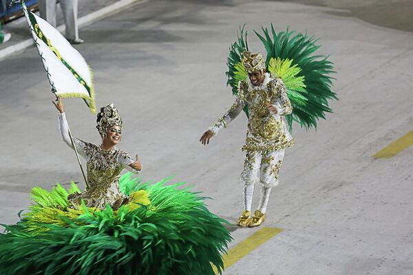 Casal de porta-bandeira e mestre-sala de Imperatriz Leopoldinense desfila na Sapucaí no Carnaval do Rio de Janeiro, 23 de abril de 2022 - Sputnik Brasil