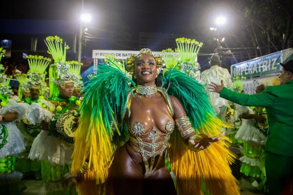 A cantora Iza desfila como rainha de bateria da Imperatriz Leopoldinense na Sapucaí durante o Carnaval do Rio de Janeiro, 23 de abril de 2022 - Sputnik Brasil
