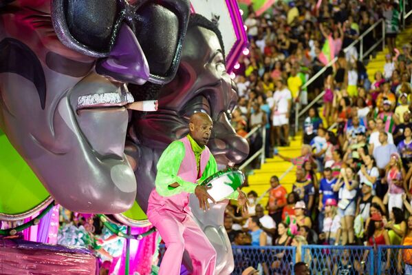 Destaque da Mangueira dança durante desfile na Sapucaí durante o Carnaval do Rio de Janeiro, 23 de abril de 2022 - Sputnik Brasil