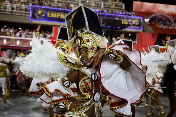 Folião samba em desfile da Paraíso do Tuiuti em 23 de abril de 2022. - Sputnik Brasil