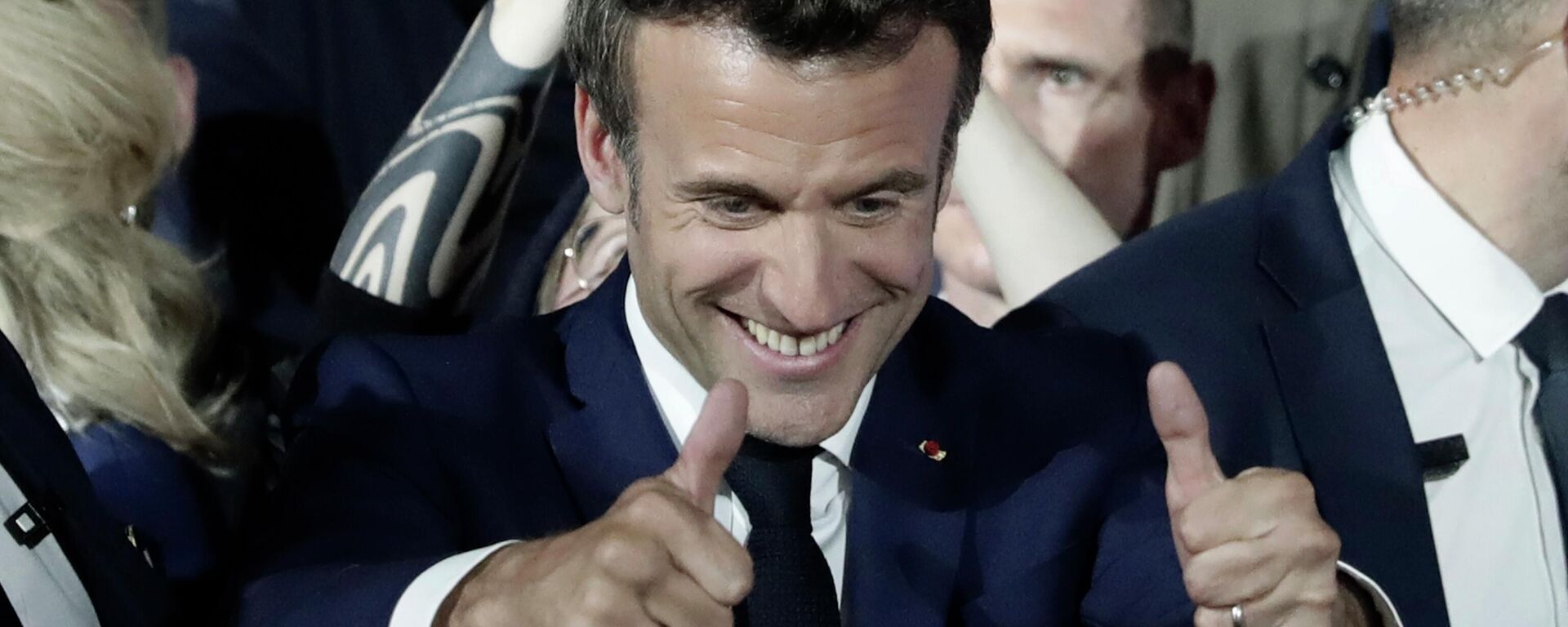 O presidente francês Emmanuel Macron mostra o polegar para cima após relatos de sua reeleição no domingo, 24 de abril de 2022, em Paris - Sputnik Brasil, 1920, 14.06.2022