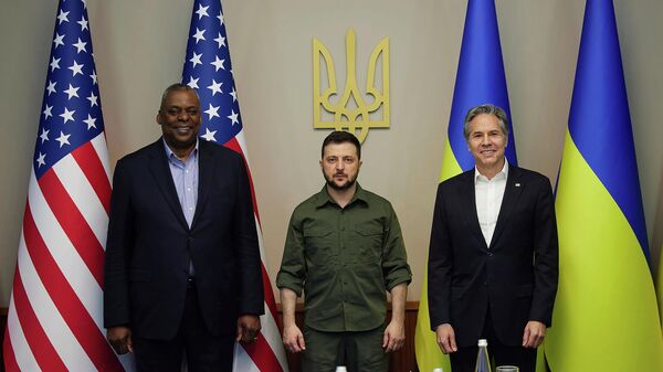Secretários de Defesa e de Estado dos EUA, respectivamente Lloyd Austin (à esquerda) e Antony Blinken (à direita), com o presidente ucraniano, Vladimir Zelensky, durante visita a Kiev, em 24 de abril de 2022 - Sputnik Brasil