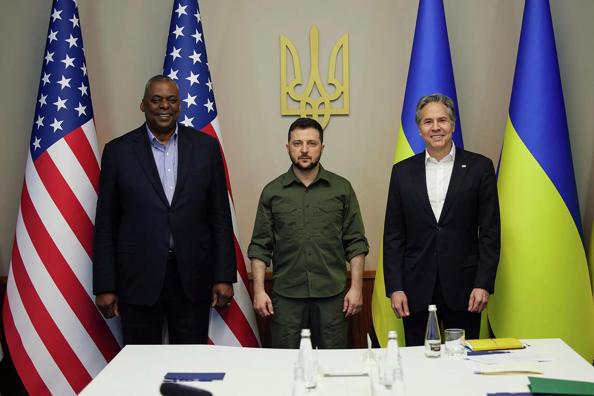 Secretários de Defesa e de Estado dos EUA, respectivamente Lloyd Austin (à esquerda) e Antony Blinken (à direita), com o presidente ucraniano, Vladimir Zelensky, durante visita a Kiev, em 24 de abril de 2022 - Sputnik Brasil, 1920, 01.05.2022
