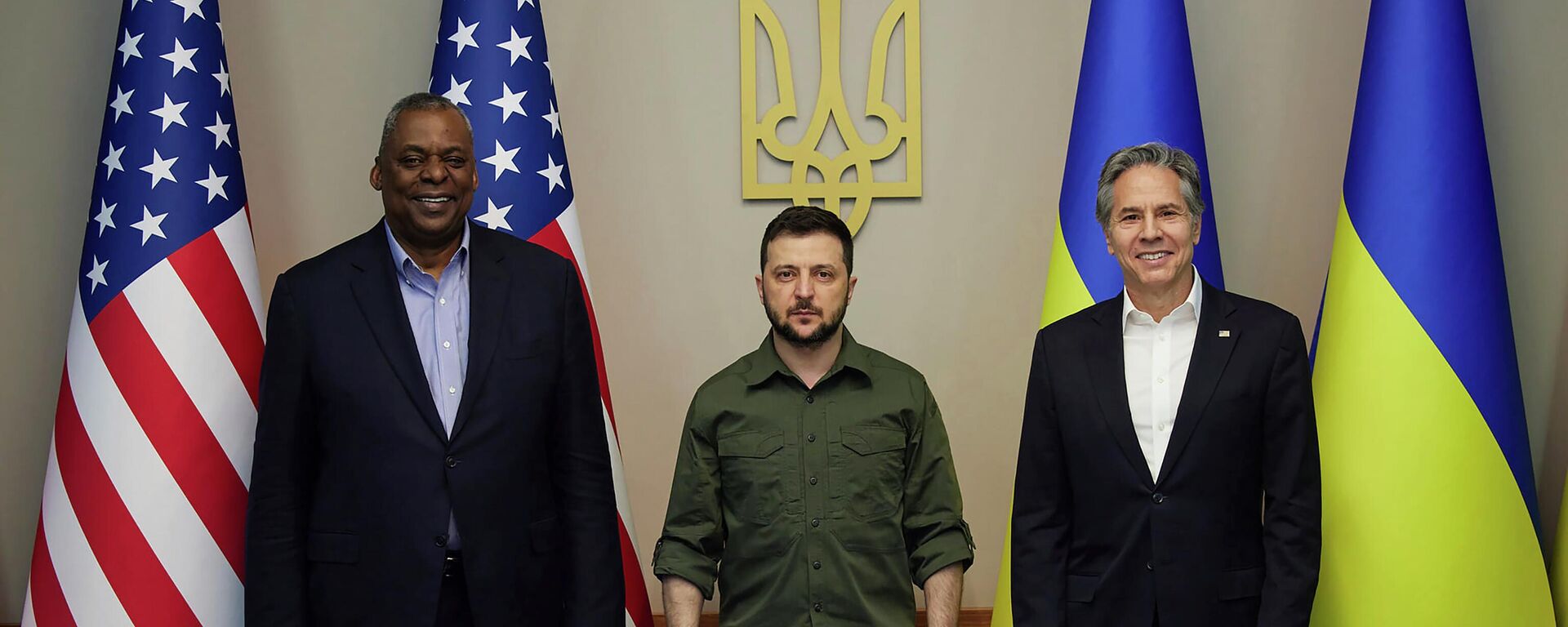 Secretários de Defesa e de Estado dos EUA, respectivamente Lloyd Austin (à esquerda) e Antony Blinken (à direita), com o presidente ucraniano, Vladimir Zelensky, durante visita a Kiev, em 24 de abril de 2022 - Sputnik Brasil, 1920, 25.04.2022