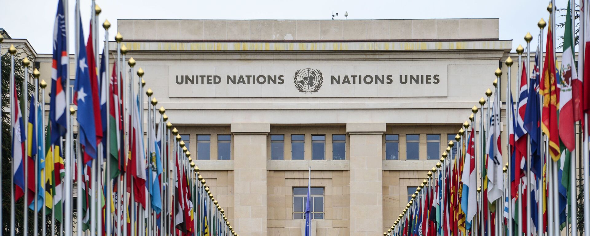 Alameda das bandeiras perto do edifício da ONU em Genebra, Suíça - Sputnik Brasil, 1920, 01.07.2022